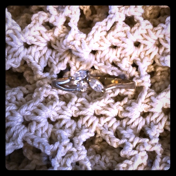 Gold ring with CZ in it - Picture 1 of 2